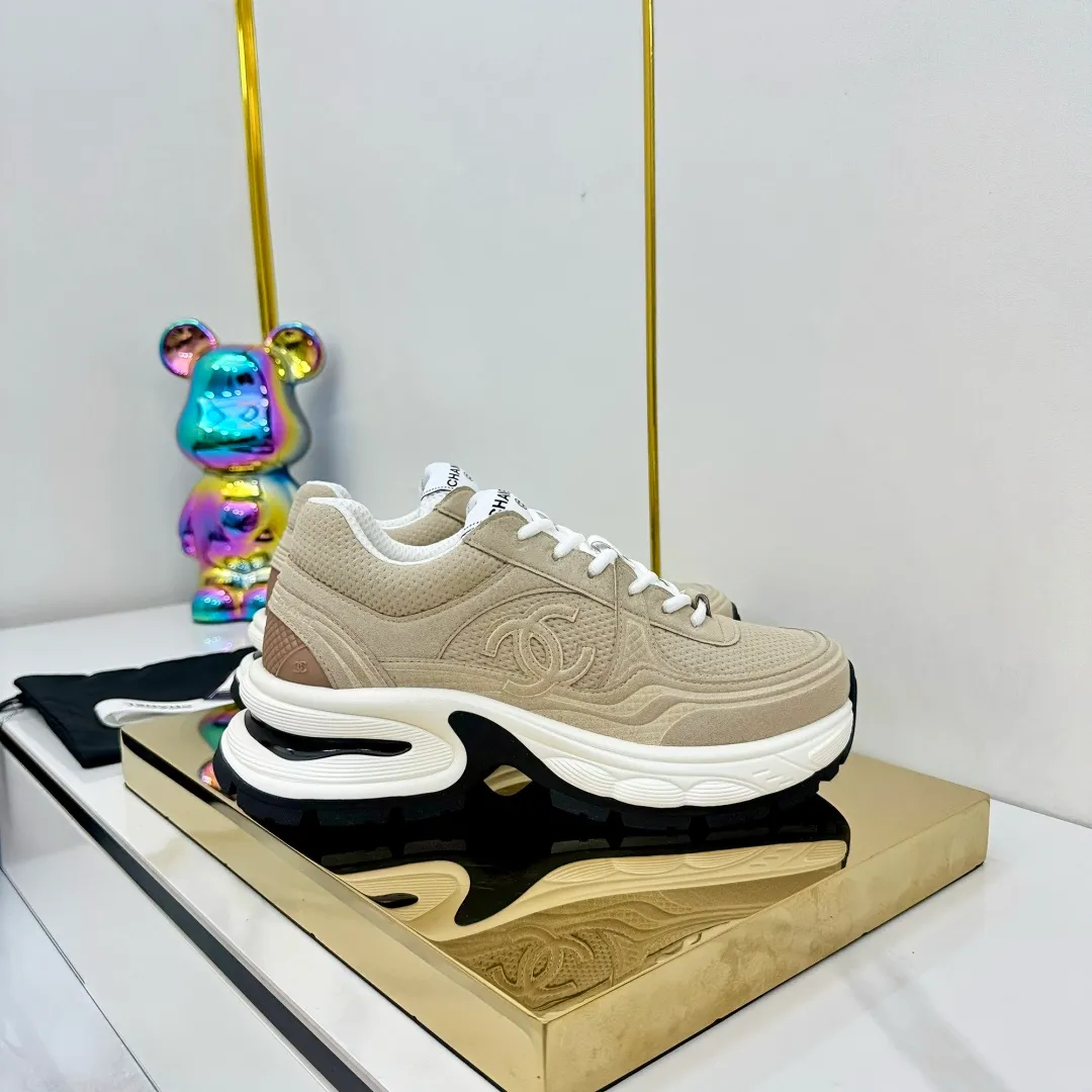👟👟Ex-factory price 680👟👟 Upgraded version, upgraded version, upgraded version! No rebuttal accepted! ! ! ! Chanel Chanel panda shoes! 2025 counter's top casual sports shoes. This classic design; the upper is electro-embroidered with a variety of techniques; the outsole is fashionable and sporty; the unusual inclusion of a variety of color matching elements... The diversified mix and match is very good-looking and versatile, and can be used for leisure, fashion, sports, and outdoor... ꫛꫀꪝ Go➫ Materials: ❶Upper made of: original imported first-layer silk cowhide + original waterproof cloth + original first-layer cowhide ❷Inner lining: Original Yangli+Net ❸Outsole based on: Original TPU combination outsole Counter boutique packaging complete set for women 35–41 👉 👉 👉 👉